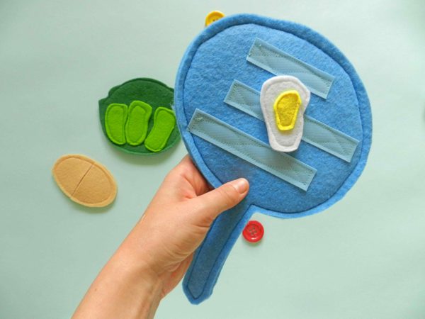 play-pots-and-pans-with-felt-play-food