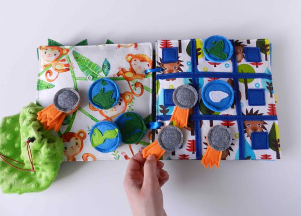 hand-holding-felt-toy-meteorite-playing-tic-tac-toe